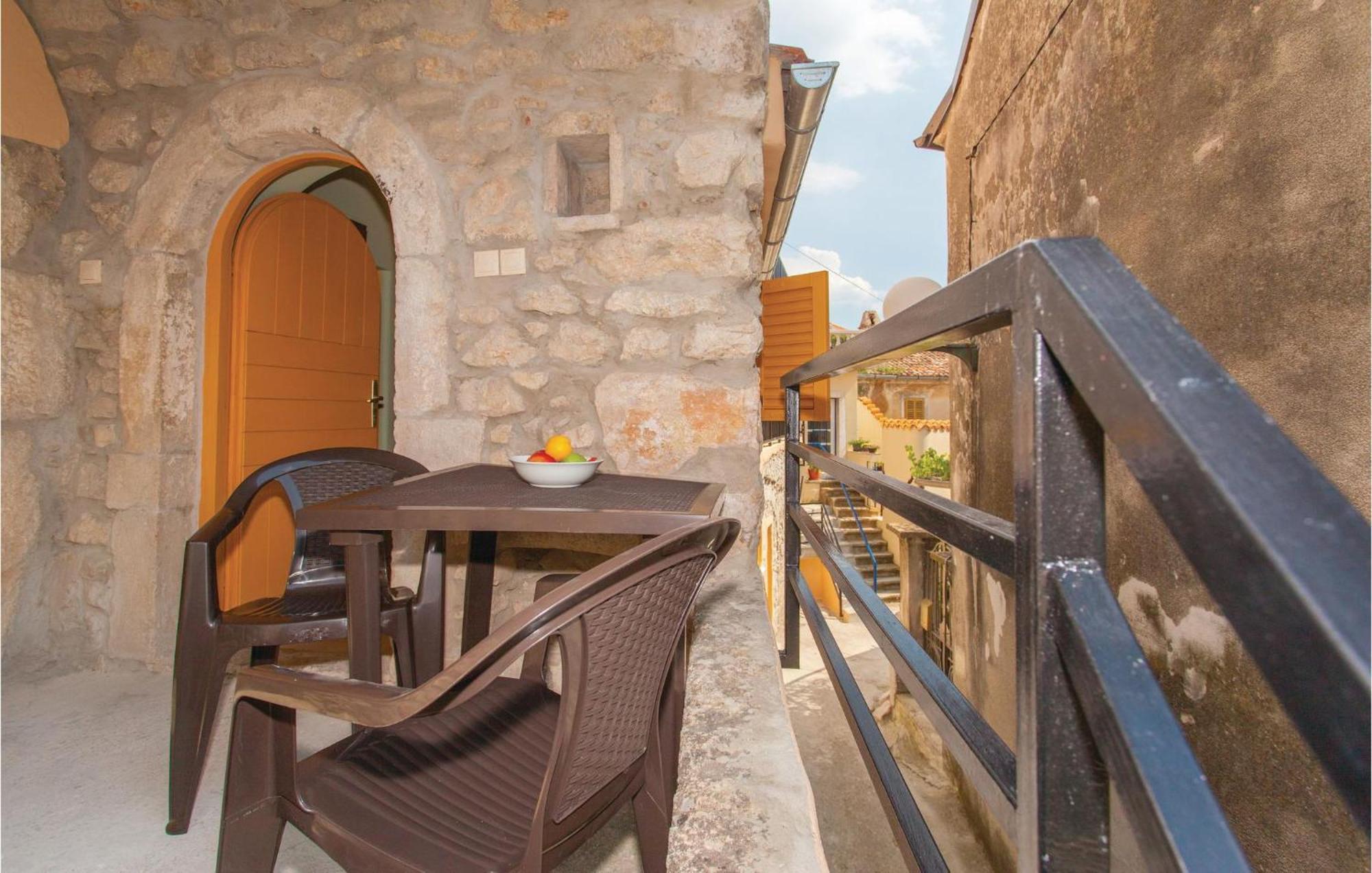 Gorgeous Apartment In Omisalj With Kitchen Exterior foto